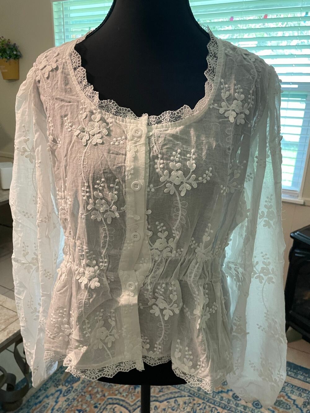 Women’s Vintage White Lace Blouse Size Medium